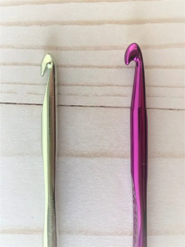 Inline vs tapered crochet hooks. Inline on the left and tapered on the right.