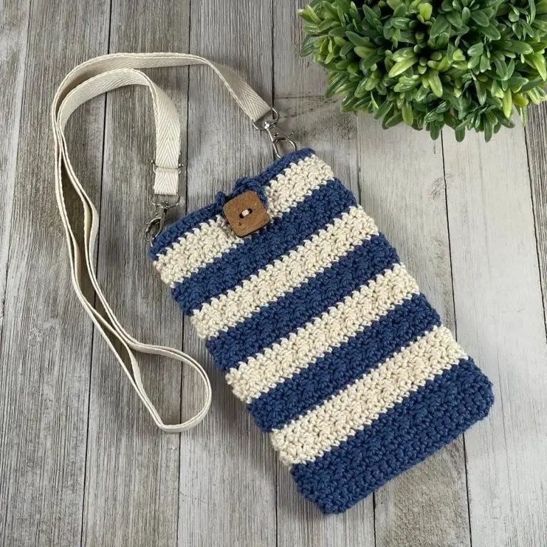 Winter Hills Cellphone Bag - Free Crochet Pattern - Crochets By Trista